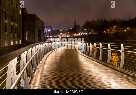 Finzel von Reach Fußgängerbrücke mit einer neuen städtischen Sanierungsgebiet bei Nacht beleuchtet, Bristol, England, UK. Bristol Projekt Stockfoto