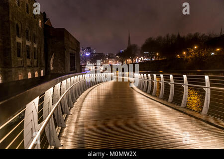 Finzel von Reach Fußgängerbrücke mit einer neuen städtischen Sanierungsgebiet bei Nacht beleuchtet, Bristol, England, UK. Bristol Projekt Stockfoto