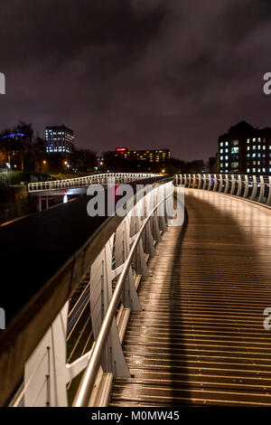 Finzel von Reach Fußgängerbrücke mit einer neuen städtischen Sanierungsgebiet bei Nacht beleuchtet, Bristol, England, UK. Bristol Projekt Stockfoto