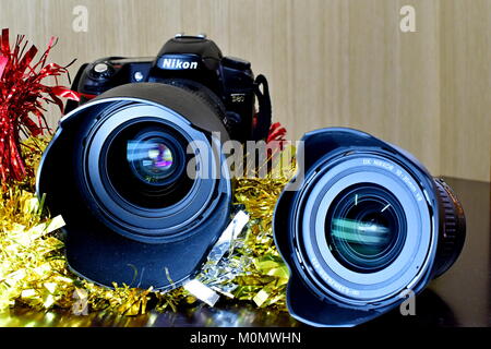 Nikon DSLR D80 und Akku und Linsen auf dem Display und Weihnachtsschmuck sowie Stockfoto