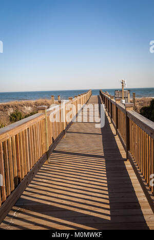 Board zu Fuß zum Strand in Mytle Beach, South Carolina. Stockfoto