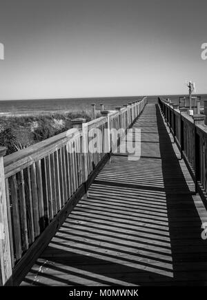 Board zu Fuß zum Strand in Mytle Beach, South Carolina. Stockfoto