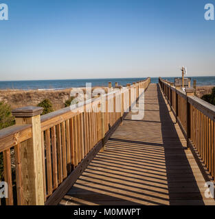 Board zu Fuß zum Strand in Mytle Beach, South Carolina. Stockfoto