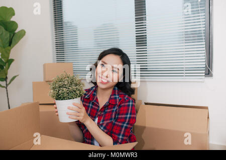 Portrait von Frau beim Umzug die Kartons Stockfoto