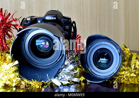 Nikon DSLR D80 und Akku und Linsen auf dem Display und Weihnachtsschmuck sowie Stockfoto