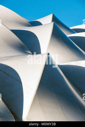 Abstrakte Sicht des Dachs in Oriam National Sports Centre an der Heriot-Watt University in Edinburgh, Schottland, Vereinigtes Königreich Stockfoto