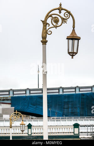 Altmodische gold verzierten viktorianischen Lampe Beiträge, Eintritt zur Waverley Station, Edinburgh, Schottland, Großbritannien, mit North Bridge im Hintergrund Stockfoto