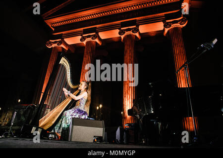 Der amerikanische Sänger, Songwriter und harfenistin Joanna Newsom führt ein Live Konzert in der Neuen Carlsberg Glyptotek in Kopenhagen als Teil des Dänischen Musik Festival Frost Festival 2016. Dänemark, 26.02 2016. Stockfoto