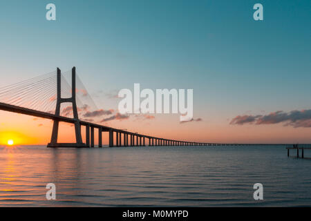 Vasco-da-Gama-Brücke bei Sonnenaufgang, Lissabon, Portugal Stockfoto