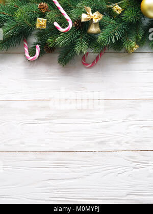 Weihnachten Zuckerstangen mit Weihnachten Dekoration auf dem Tisch. Stockfoto