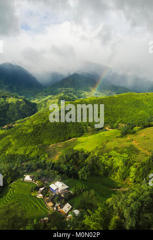 Morgen Regenbogen über einem Bauernhaus in Lao chai Dorf, Sapa, Vietnam Stockfoto