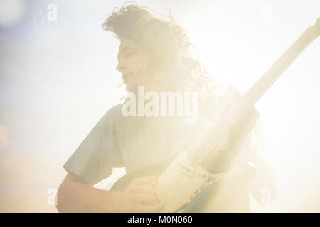 Die australische Psychedelic Rock Band King Gizzard & die Eidechse Assistent führt ein Live Konzert am Pavillion Bühne bei den Danish Music festival Roskilde Festival 2015. Hier Gitarrist und Sänger Ambrosius Kenney Smith ist live auf der Bühne gesehen. Dänemark, 01/07 2015. Stockfoto