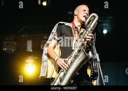 Die in Berlin ansässige internationale Garage Rock Band King Khan und die Heiligtümer führt ein Live Konzert in der polnischen Musik Festival Off Festival 2015 in Kattowitz. Hier der Saxophonist von der Band ist live auf der Bühne. Polen, 08/08 2015. Stockfoto