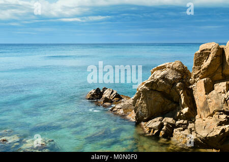 Das Mittelmeer und einen eigenartigen Felsformationen an der Platja de Strand von Lloret in Lloret de Mar an der Costa Brava, Spanien Stockfoto