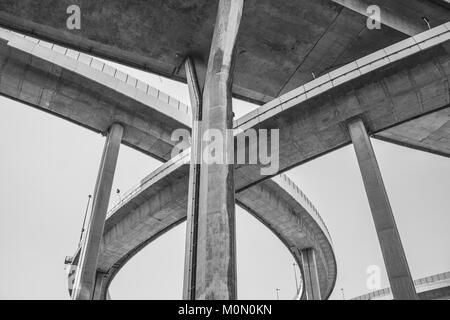 Schwarz-weiß Bild Brücke von Industriellen Ringe oder Bhumibol Brücke ist Beton Autobahn Straße Kreuzung und interchange Überführung und den Chao Phra Kreuz Stockfoto