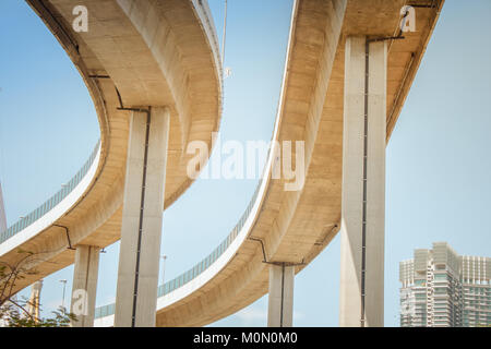 Brücke von Industriellen Ringe oder Bhumibol Brücke ist Beton Autobahn Straße Kreuzung und interchange Überführung und den Chao Phraya River, Thailand kreuzen. Stockfoto