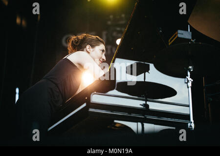 Die polnische Folkband Kwadrofonik führt ein Live Konzert der polnischen Dichters Adam Strug an der polnischen Musik Festival Off Festival 2015 in Kattowitz. Polen, 07/08 2015. Stockfoto