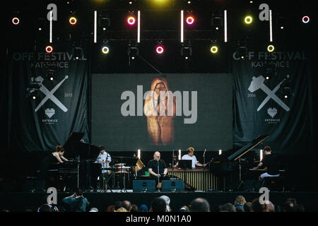 Die polnische Folkband Kwadrofonik führt ein Live Konzert der polnischen Dichters Adam Strug an der polnischen Musik Festival Off Festival 2015 in Kattowitz. Polen, 07/08 2015. Stockfoto