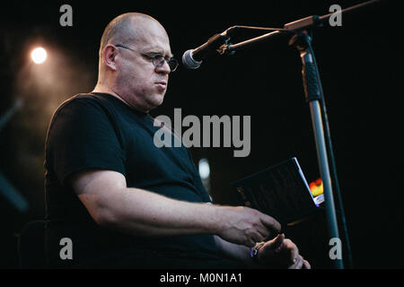 Die polnische Folkband Kwadrofonik führt ein Live Konzert der polnischen Dichters Adam Strug (Bild) an der polnischen Musik Festival Off Festival 2015 in Kattowitz. Polen, 07/08 2015. Stockfoto