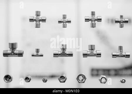 Verschiedenen metall Rohre, Armaturen und Anschlüsse für Rohre Stockfoto
