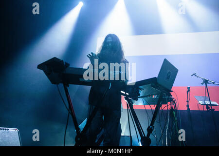 Die Danish-Finnish musikalische Gruppe Liima ein Live Konzert in der dänischen Musik und Showcase Festival Spot Festival 2016 führt. Hier Musiker Mads Brauer ist live auf der Bühne gesehen. Dänemark, 29/04 2016. Stockfoto