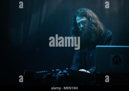 Die Danish-Finnish musikalische Gruppe Liima ein Live Konzert in der dänischen Musik und Showcase Festival Spot Festival 2016 führt. Hier Musiker Mads Brauer ist live auf der Bühne gesehen. Dänemark, 29/04 2016. Stockfoto