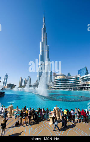 DUBAI, VEREINIGTE ARABISCHE EMIRATE - Jan 02, 2018: Touristen sind gerade die fountainshow vor dem Burj Khalifa im Zentrum von Dubai. Stockfoto