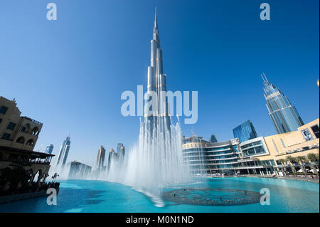 DUBAI, VEREINIGTE ARABISCHE EMIRATE - Jan 02, 2018: Fountainshow vor dem Burj Khalifa im Zentrum von Dubai, es ist das höchste Gebäude der Welt Stockfoto