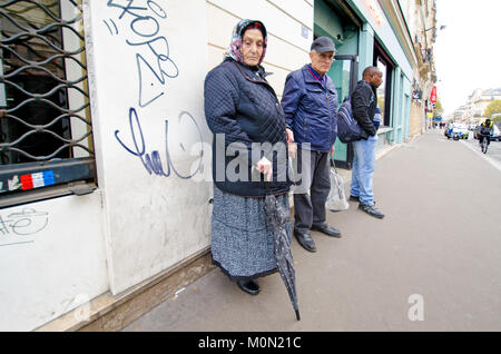 Paris, Frankreich. Altes Ehepaar auf der Straße Stockfoto