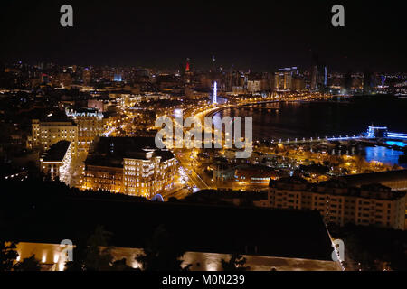 Nacht Blick aus der Baku Mountain Park. Nacht Panorama von Baku. Ein Blick aus der Vogelperspektive. Republik Aserbaidschan Stockfoto