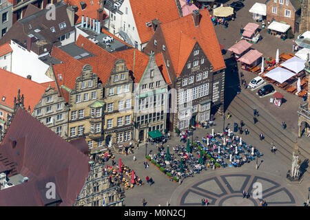 Hanseaten Kreuz vor der Bremer Roland auf dem Marktplatz in Bremen vor dem Rathaus und Giebelhäuser, in der Innenstadt von Bremen, Stadt, Antenne vi. Stockfoto