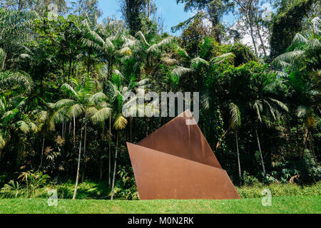 Inhotim Institut ist ein Museum für zeitgenössische Kunst und dem Botanischen Garten, Minas Gerais, Brasilien - Gigante Dobrada durch Amilca Stockfoto