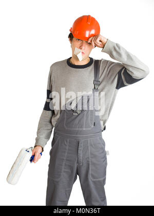 Ein junger Mann, der in der grauen Kleidung und orange-Helm Mann mit Klebeband über den Mund. Auf weissem Hintergrund. Stockfoto