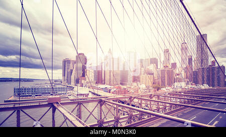 Manhattan von der Brooklyn Bridge bei Sonnenuntergang gesehen, Farbe getonte Bild, USA. Stockfoto