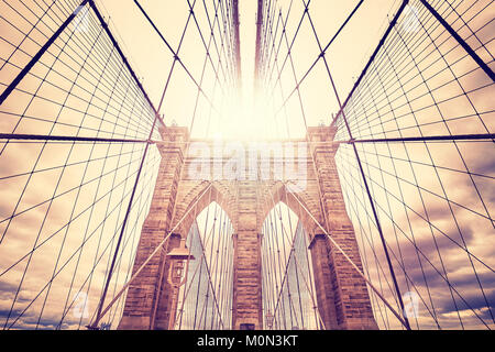 Weitwinkel Bild von der Brooklyn Bridge bei Sonnenuntergang, Farbe getonte Bild, USA. Stockfoto