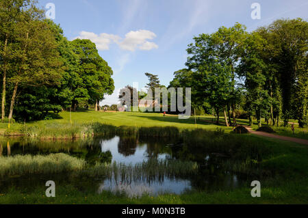 Blick von der 9-Stück über Teich bis 9 Grün auf dem roten Kurs, Frilford Heath Golf Club, Abingdon, Oxfordshire, England Stockfoto