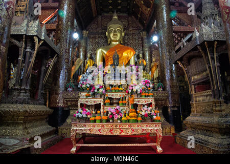 Buddha Statue im Wat Xieng Thong Tempel in der UNESCO Weltkulturerbe Stadt Luang Prabang, nördlichen Laos, Indochina Stockfoto