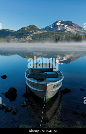 Ein Boot in die Ufer am Funken See in Oregon. USA Stockfoto