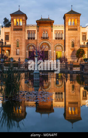 Pebellon Mudejar/Museo de Artes y Costumbres Populares (Mudejar Hall/Museum für Volkskunst), Maria Luisa Park, Sevilla, Spanien Stockfoto