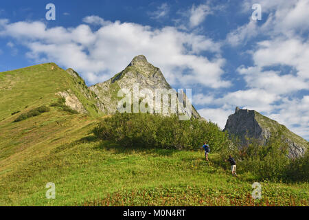 Wanderer am Hoefats Berg an einem schönen Tag. Allgaeuer Alpen, Deutschland Stockfoto