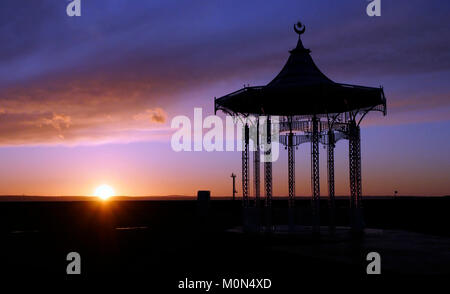 Sonnenuntergang hinter dem Musikpavillon, West Batterie Gärten, Southsea, Portsmouth, England, Großbritannien Stockfoto