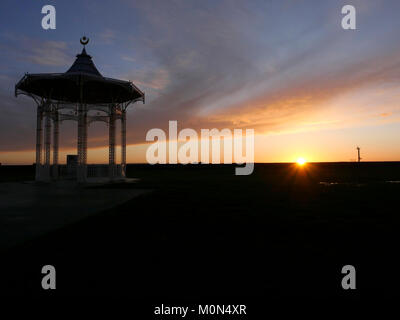 Sonnenuntergang hinter dem Musikpavillon, West Batterie Gärten, Southsea, Portsmouth, England, Großbritannien Stockfoto