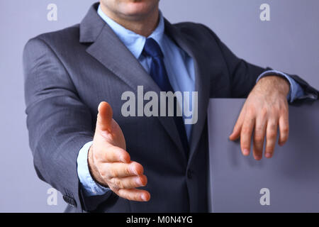 Mann in Anzug, die Hände zu schütteln Stockfoto