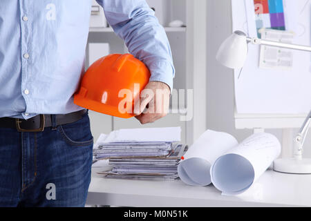 Mann Architekt Ingenieur tragen Anzug, Helm, stehend im Büro Stockfoto