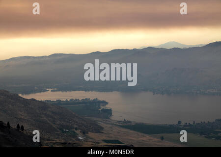 Blick auf wilde Feuer Rauch über See Osoyoos, Osoyoos Stadt, Okanagan Valley, British Columbia, Kanada. Stockfoto