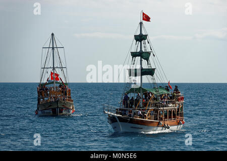 Antalya, Türkei - 26. März 2014: Reise Boote mit Touristen nähern zum Hafen. Bootsfahrt ist liebste Beschäftigung für Tausende von Touristen Stockfoto