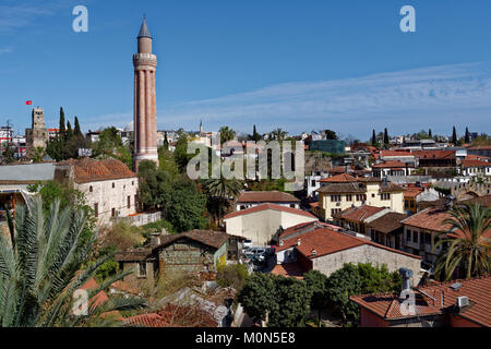 Antalya, Türkei - 26. März 2014: Stadtbild mit Yivli Minare Moschee und Uhrturm. Im 14. Jahrhundert erbaute, 38 Meter hohe Minarett ist jetzt das Sy Stockfoto