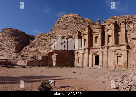 Petra, Jordanien - 15. März 2014: Touristen in der Nähe des Klosters, Petra's grösste Denkmal. Petra ist seit 1985 als Weltkulturerbe der UNESCO Stockfoto