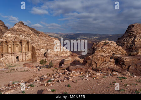 Petra, Jordanien - 15. März 2014: Touristen in der Nähe des Klosters, Petra's grösste Denkmal. Petra ist seit 1985 als Weltkulturerbe der UNESCO Stockfoto