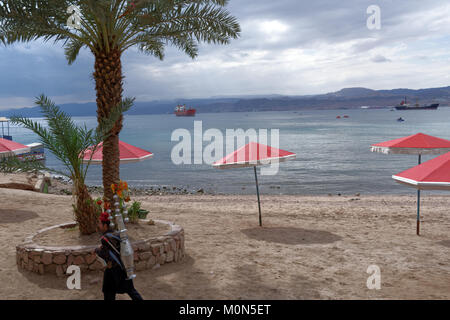 Aqaba, Jordanien - März 14, 2014: Der Mann am Strand von Aqaba im Frühling. Aqaba ist im südlichsten Jordanien Stockfoto